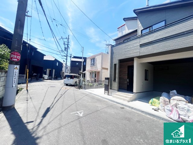 伊丹市松ケ丘　第2期　新築一戸建ての前面道路含む現地写真|周辺は閑静な住宅街！前面道路広々で車の出し入れも便利です。駐車が苦手な方でも安心して車庫入れできます！