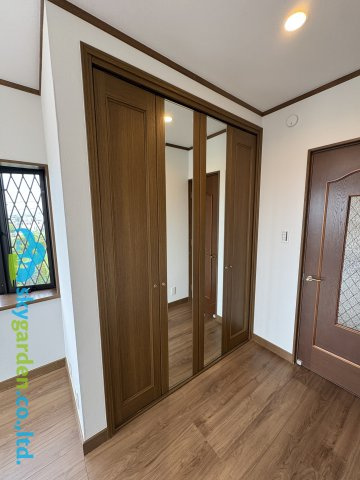 藤沢市並木台1丁目　中古戸建の収納|鏡が付いている収納扉