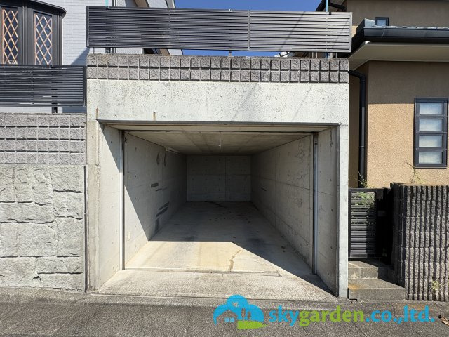 藤沢市並木台1丁目　中古戸建の駐車場|このほかにもう一台分の駐車スペースがあります