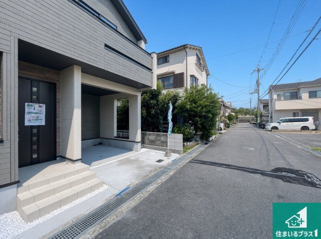 ■3日(土)4日(日)現地ご見学可能！　伊丹市松ケ丘　第2期　限定1邸の前面道路含む現地写真|周辺は閑静な住宅街！前面道路広々で車の出し入れも便利です。駐車が苦手な方でも安心して車庫入れできます！
