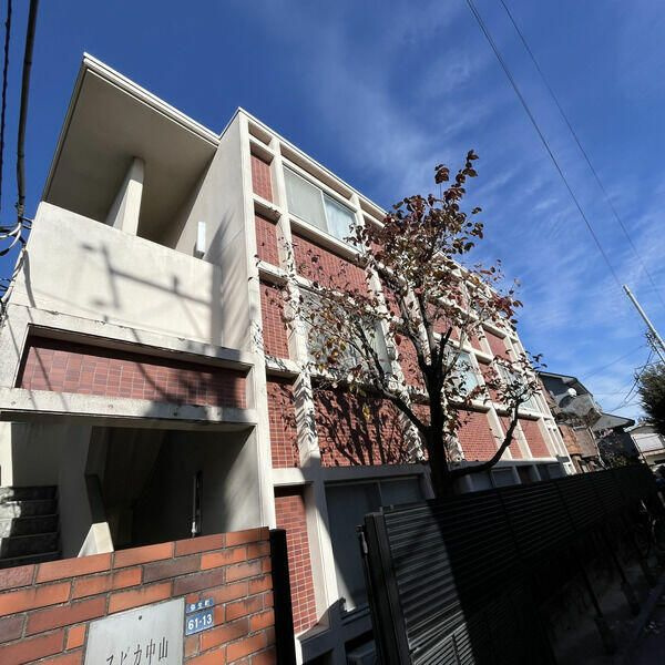 スピカ中山のエントランス