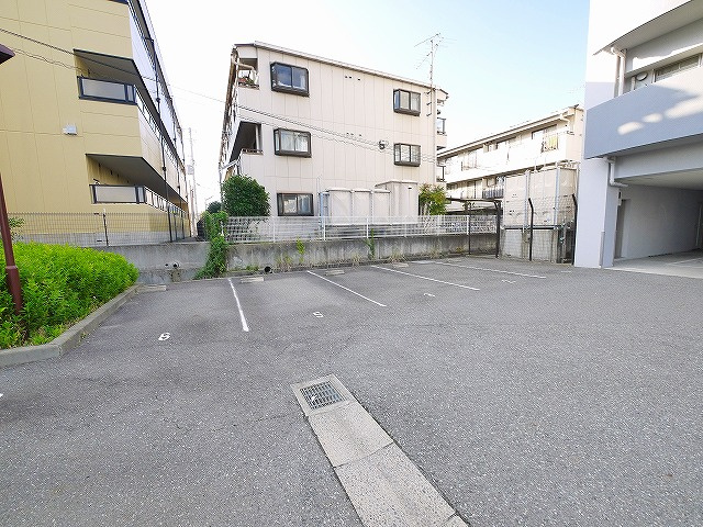 サンシャイン谷野の駐車場