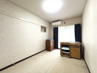 【洋室】 | 霧が丘グリーンタウン4丁目1街区 | 南側洋室は掃き出し窓から専用庭へ直接出られ、開放感あふれる心地よい空間となっています。