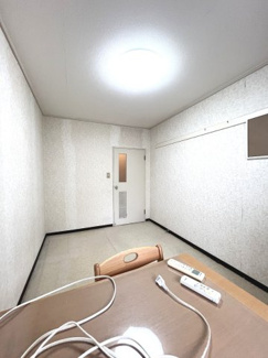 【洋室】 | 霧が丘グリーンタウン4丁目1街区 | 南側洋室は明るい陽射しが差し込み、在宅ワークや趣味の時間にもおすすめの心地よい空間です。