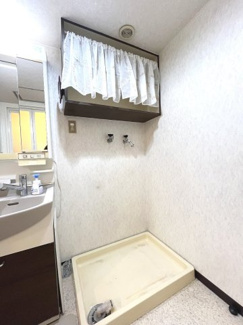 【設備】 | 霧が丘グリーンタウン4丁目1街区 | 防水パンを備えた洗濯機置場には上部収納を設け、洗剤や日用品をすっきり整理できます