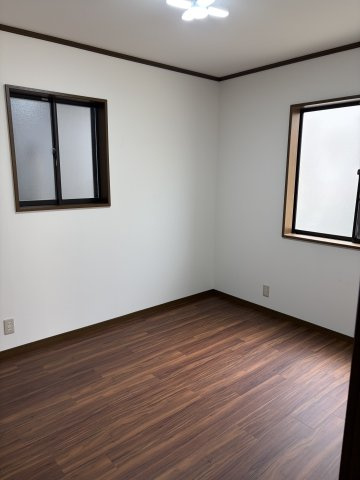 野里戸建ての洋室