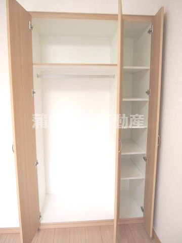 ルーブル東蒲田六番館の収納|クローゼットと棚収納、別途収納家具を置ける広さは十分にあります！