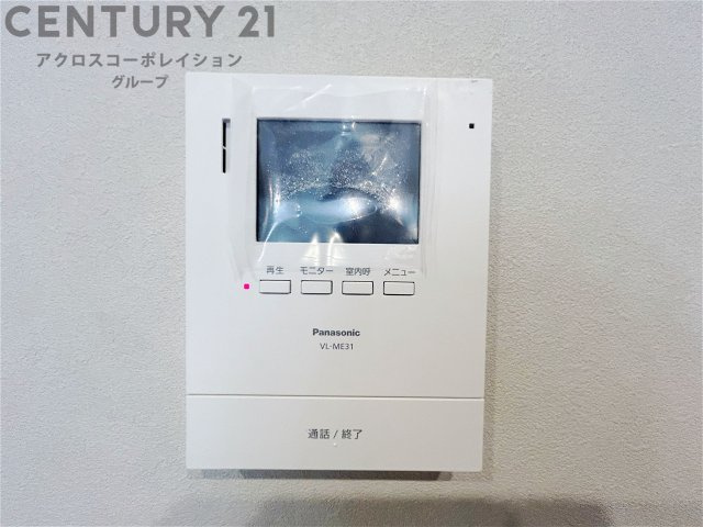 訪問者が来たときにテレビ画面で確認できるため、安心してドアを開けられます。録画機能があるものもあり、留守中に来訪者を記録しておくことができます。利便性が高く、セキュリティ面でも安心です。