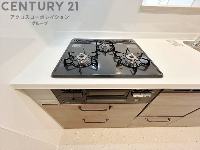 多数の調理器具を同時に使用でき、料理の効率化が可能。省エネで節約になり、様々な料理スタイルに適応できます。また、火力調整が独立しており、手入れや掃除もしやすく、今よりもっとお料理が楽しくなるかも。