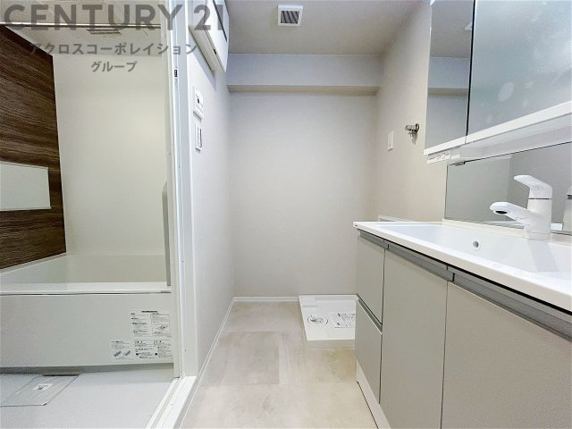 衣服の収納や脱ぎ着や整理整頓がしやすく、湿った衣類を乾燥させるスペースがありカビや臭いの発生を防ぎます。床の汚れを他の部屋に持ち込まず清潔を保つことができます。また快適な入浴環境の整備にも役立ちます。