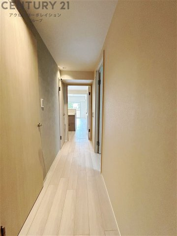 白を基調とした建具や明るい印象のクロスを使用し、室内を明るい雰囲気にしています。