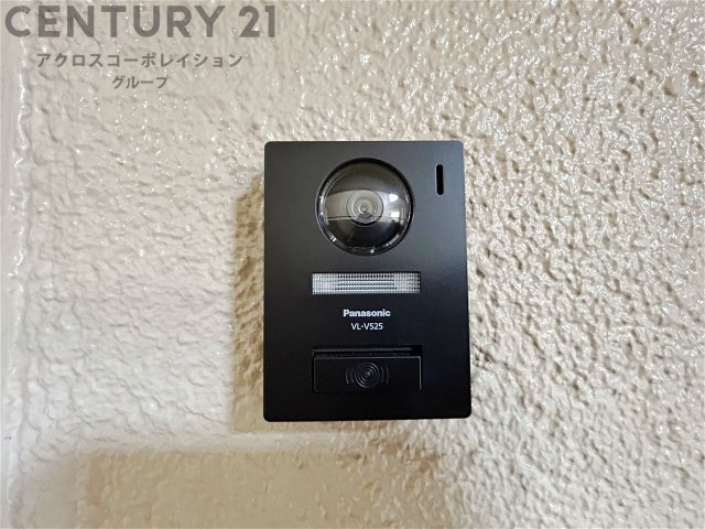訪問者が来たときにテレビ画面で確認できるため、安心してドアを開けられます。録画機能があるものもあり、留守中に来訪者を記録しておくことができます。利便性が高く、セキュリティ面でも安心です。