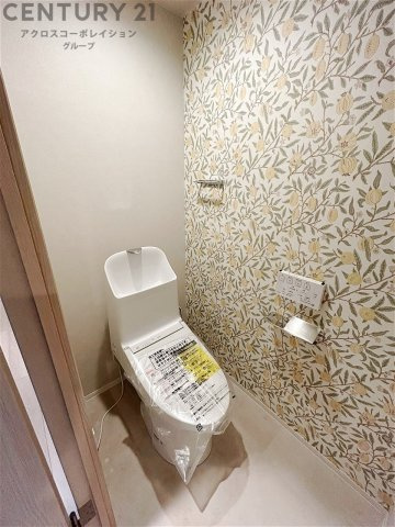 温水洗浄便座付トイレは温水洗浄機能により、暖かい水でおしりを洗浄することができ、冷たい水を使う従来の便座に比べ、温水洗浄機能で暖かいトイレを提供し、快適な使用を可能にします。