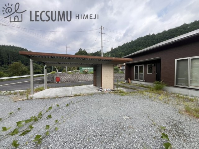 岡山県真庭市月田/中古戸建の駐車場