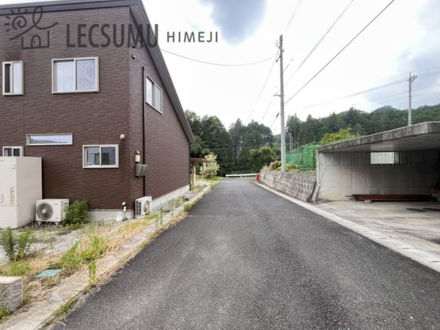 岡山県真庭市月田/中古戸建の前面道路含む現地写真