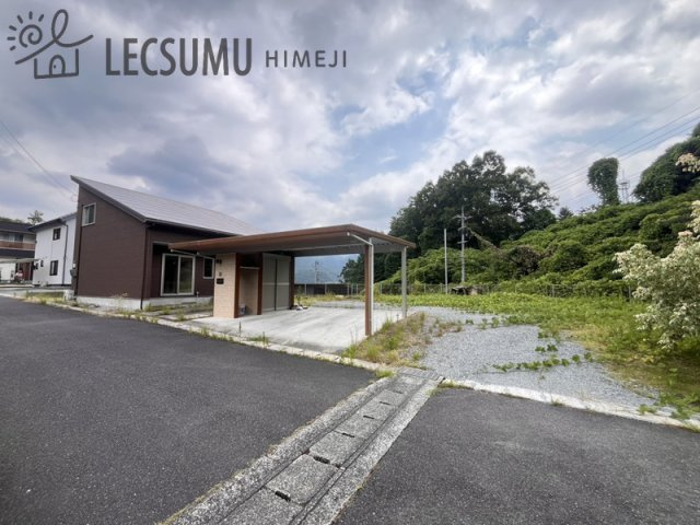 岡山県真庭市月田/中古戸建の前面道路含む現地写真