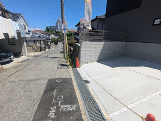 【前面道路含む現地写真】 | 緑町６丁目　新築戸建 | 前面道路との高低差もないので駐車も楽々です。
