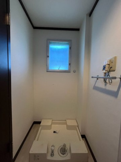 【設備】 | 霧が丘グリーンタウン6丁目1街区11号棟 | 防水パン上部に窓を設けた洗濯スペースは換気しやすく、明るく心地よく使える空間です。