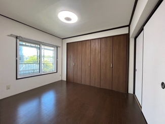 【収納】 | 霧が丘グリーンタウン6丁目1街区11号棟 | 北側5帖洋室は窓を備えた心地よい空間。やわらかな採光が差し込み快適に過ごせる一室です。