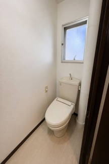 【トイレ】 | 霧が丘グリーンタウン6丁目1街区11号棟 | トイレに窓を設けた換気しやすい設計で、自然光が差し込む清潔感のある快適な空間です。