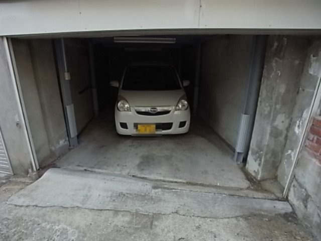禅昌寺ガレージ・倉庫付戸建の駐車場