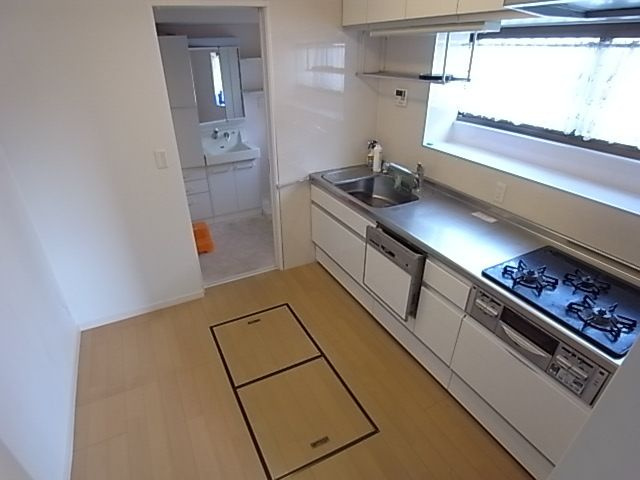禅昌寺ガレージ・倉庫付戸建のキッチン