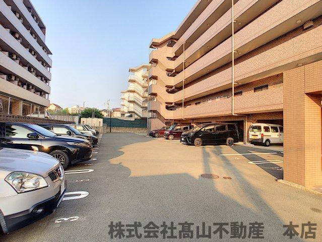 宗像市自由ヶ丘２丁目の賃貸マンションの駐車場
