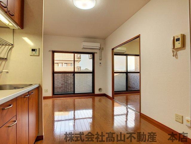 宗像市自由ヶ丘２丁目の賃貸マンションの居間・リビング