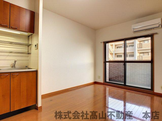 宗像市自由ヶ丘２丁目の賃貸マンションの居間・リビング