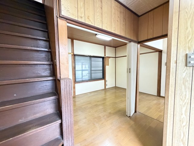 ◆前道広々６ｍ◆駐車場有り◆収納スペース充実の３LDK◆伏見区淀樋爪町の居間・リビング|リビング