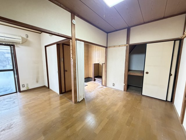 ◆前道広々６ｍ◆駐車場有り◆収納スペース充実の３LDK◆伏見区淀樋爪町の居間・リビング|リビング