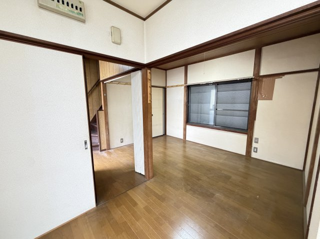 ◆前道広々６ｍ◆駐車場有り◆収納スペース充実の３LDK◆伏見区淀樋爪町の居間・リビング|リビング