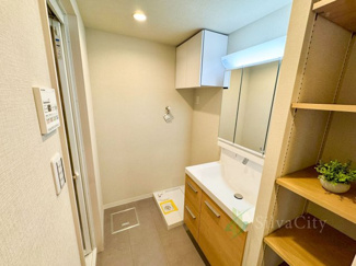 【独立洗面台】 | 新宿サマリヤマンション | 清潔感あふれるデザインが印象的な洗面スペース。豊富な収納と使い勝手の良い設計が、毎日の身支度を快適にサポートします。 