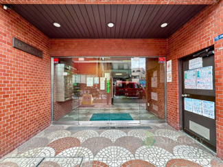 【エントランス】 | 新宿サマリヤマンション | 落ち着きと気品に満ちたエントランス空間。住まいの第一印象を美しく彩り、日々の暮らしに特別感を与えてくれます。 