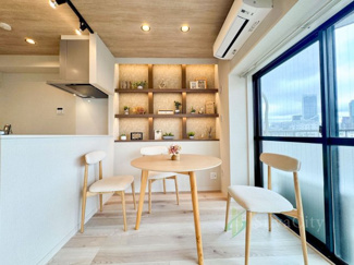 【居間・リビング】 | 新宿サマリヤマンション | 太陽の恵みを一気に受けた明るくあたたかいお住まい。吹きぬける風を感じながら爽やで風通しの良い暮らし。心に余裕をもたらす快適住戸。