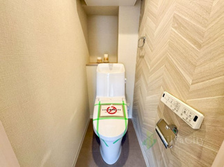 【トイレ】 | 新宿サマリヤマンション | 清潔感と落ち着きに配慮されたトイレスペース。シンプルで洗練された空間が、毎日を快適に支えてくれます。 
