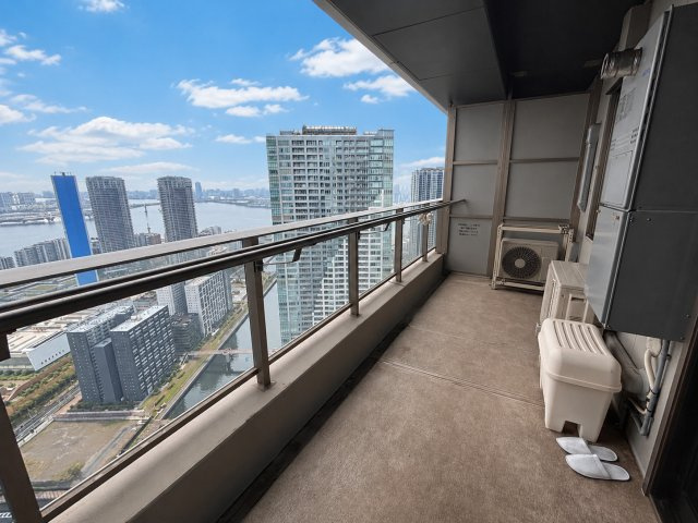 陽当り良好な南向きバルコニー。東京湾やレインボーブリッジを望む爽快なパノラマビューが広がり、日常に優雅な開放感をもたらします。心地よい海風を感じながら特別な眺望を楽しめる空間です。