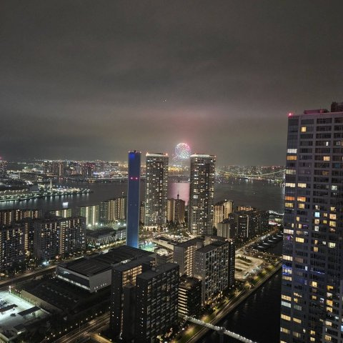 52階南向き住戸からの素晴らしい夜景。輝くベイエリアの街並みとともに、お台場の花火大会を自宅から一望できる特等席です。超高層階ならではの贅沢でロマンチックなプライベート眺望を楽しめます