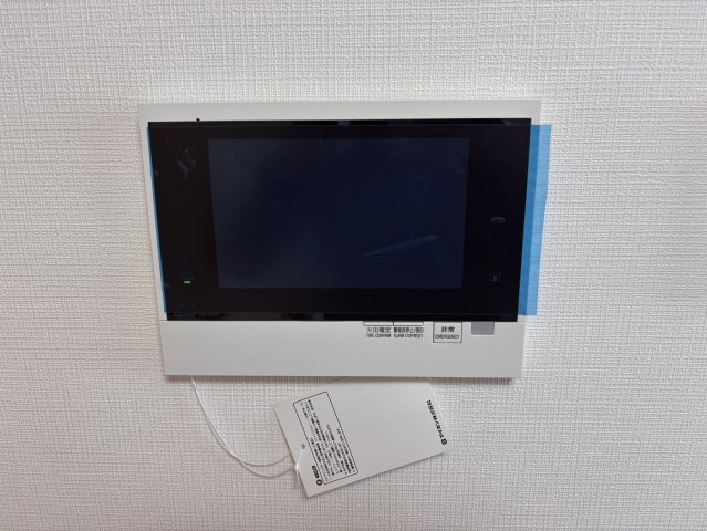 来訪者の顔を確認できるTVインターホンを完備。不審な来訪者を未然に防ぎ、防犯面でも安心です。操作も簡単で、お子様やお年寄りの留守番時にも安心してお使いいただける、暮らしの安全を守る必須設備です。