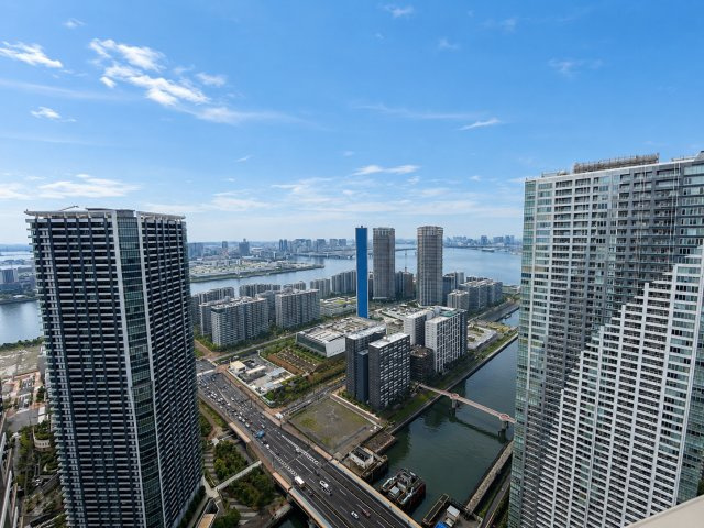 52階南向きにつき陽当たり・眺望良好。広大な空とウォーターフロントを見渡す、超高層階ならではの壮大なパノラマビューが魅力です。日々の暮らしに圧倒的な開放感と特別感をもたらします。