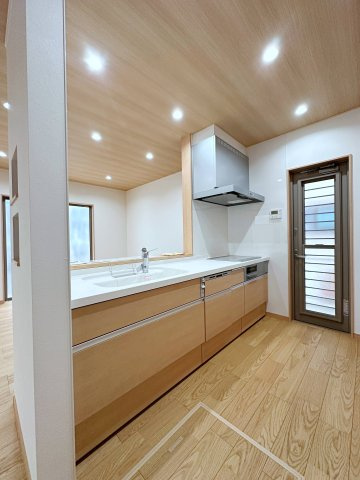 相田5丁目のキッチン|人造大理石天板・シンク使用のシステムキッチン☆
人造大理石天板は水垢が付きにくく汚れが落ちやすいのでお手入れも楽ちんです♪