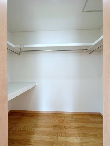 相田5丁目の収納|ウォークインクローゼット☆
広々としたスペースがあるので春夏秋冬、季節ごとのお洋服全てをまとめてしまっておけるので、季節の変わり目に入れ替えを行う、衣替えが不要になります。