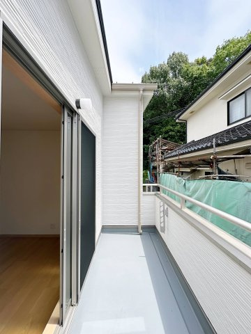相田5丁目のバルコニー|屋根付きワイドバルコニー☆
バルコニーには屋根も付いているので多少の雨でも洗濯物が濡れる心配はありません♪