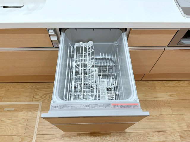 相田5丁目のキッチン|4人から5人分の食器洗浄乾燥機☆
水道代の節約にもなり、家事の時短もできる優れ物です♪
スライド式で上から全体が見えるため食器の出し入れもスムーズです♪