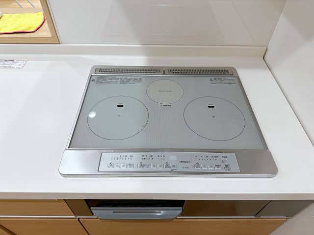 相田5丁目のキッチン|IHクッキングヒーター☆
火が出ないために安全性も高いと考えられます。 さらに、安定した加熱管理制御が容易に行えるため、素材を均一に加熱する料理やスープなどの液体の加熱に適しています♪
