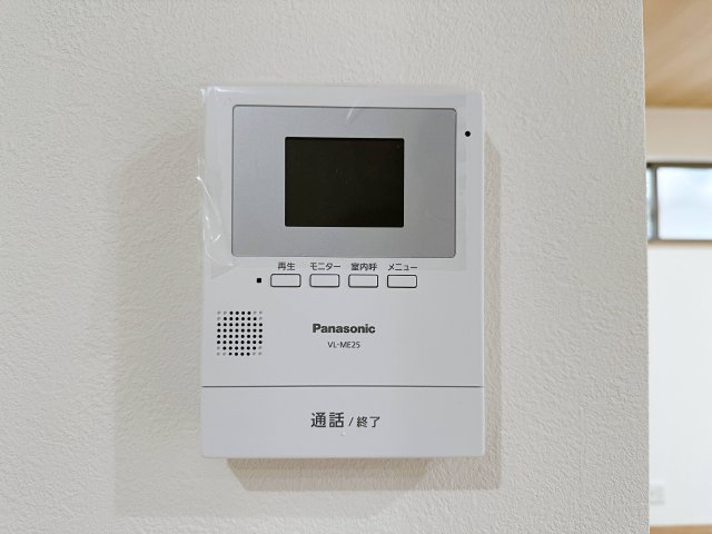 相田5丁目の防犯設備|ドアホン☆
来客があったとき、室内からカメラやマイクを使って相手や用件を確認できます。相手を事前に確認することができ、訪問販売対策や防犯面でも役に立つアイテムです♪