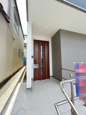 相田5丁目の玄関|玄関ポーチには屋根も付いており、雨が降っても濡れる心配はありません♪