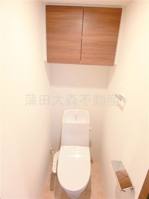 ラフィスタ蒲田南Ⅱのトイレ|吊戸棚と温水洗浄便座付きのトイレ