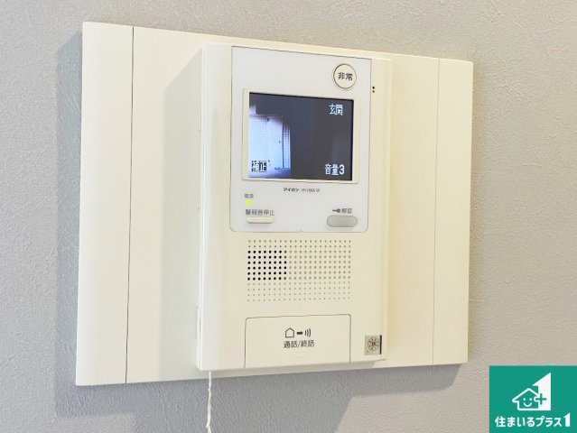 アンビエント三田の防犯設備|声だけでなく来訪者の姿や顔がモニターで確認できるので、小さなお子様がいらっしゃるご家庭でも安心できます！