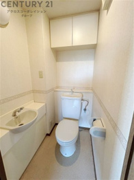 手洗いユニット付きのトイレになります。収納棚もあり大変便利です♪
